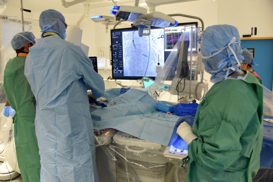 Remplacement valvulaire aortique par voie percutanée (TAVI): 24 patients implantés au Chu Mustapha Bacha
