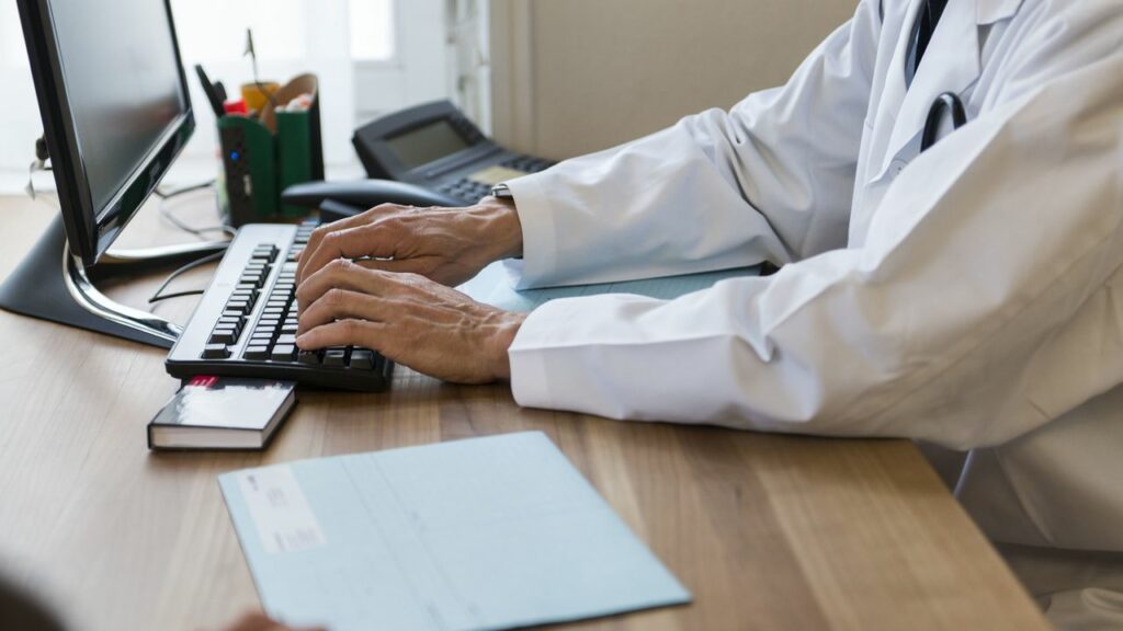 Salon International Healthcare expo: Les spécialistes appellent à l’accélération du processus de la numérisation en santé