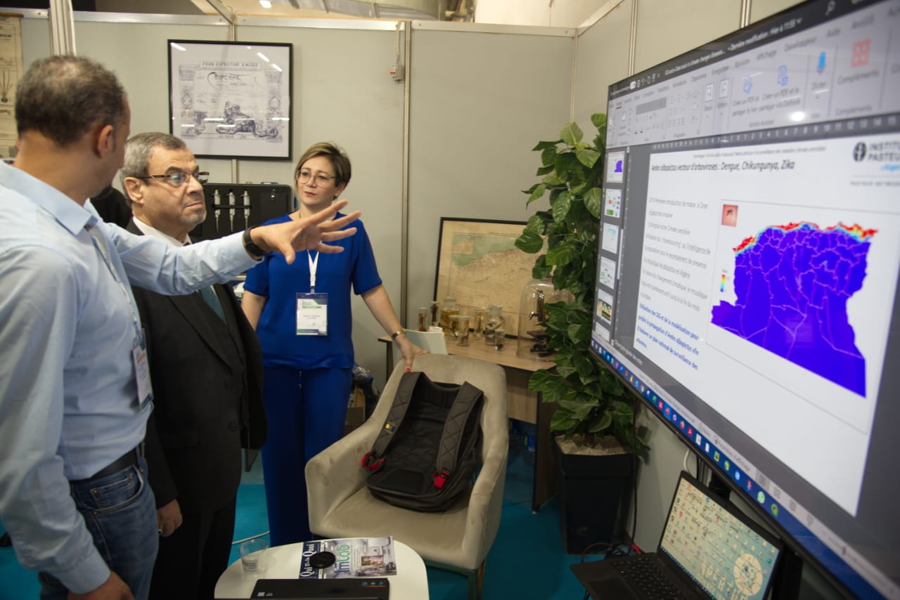 Présentation des applications de cartographies par Dr Rafik Garni au Président du CNESE MM. Bouchenak Khelladi, au stand de l'IPA