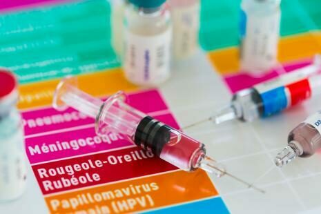 L’actualisation du calendrier national élargi de vaccination a été validé par le comité national technique consultatif sur la vaccination et lancé en octobre  2023 alors que le guide pratique de mise en œuvre de ce calendreir  élaboré par les experts, est toujours en attente de publication par le ministère de la santé.