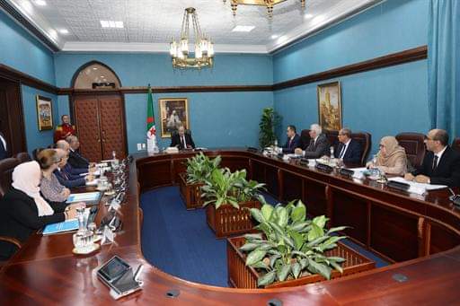Le Président de la République préside une réunion avec les membres de la Commissions nationale de prévention du cancer