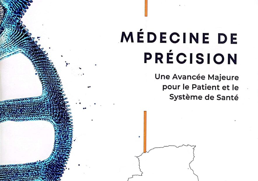 Couverture du livre blanc de Roche Algérie sur la médecine de précision en oncologie, avec une double hélice d'ADN, le titre du livre, le logo de Roche et une carte de l'Algérie indiquant "Livre Blanc Recommandations & Perspectives en Algérie 2025
