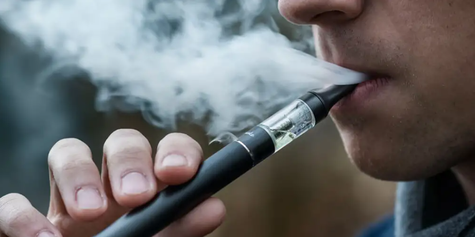 Les cigarettes électroniques sont-elles plus ou moins dangereuses que les cigarettes classiques contenant du tabac ?