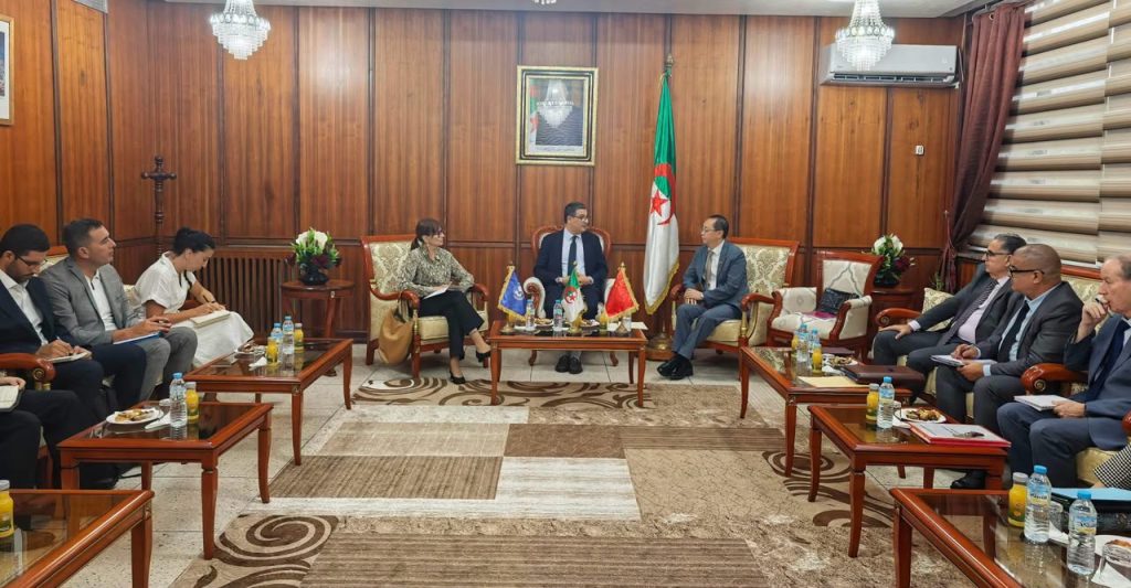 Le ministre de la Santé, le Pr Mohamed Seddik Aït Messaoudène, a reçu, dimanche au siège du ministère, l’ambassadeur de la République populaire de Chine en Algérie, S.E.M. Dong Guangli,